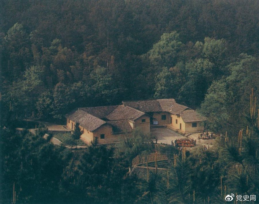 毛澤東故居——湖南省湘潭縣韶山?jīng)_上屋場(chǎng)。1893年12月26日，毛澤東在這里誕生。