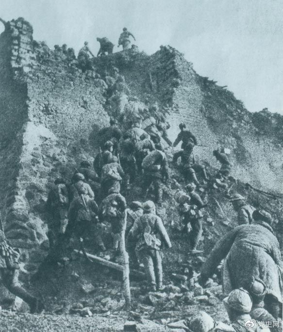 1948年12月，人民解放軍向新保安守?cái)嘲l(fā)起攻擊。這是解放軍戰(zhàn)士登上新保安城頭。 